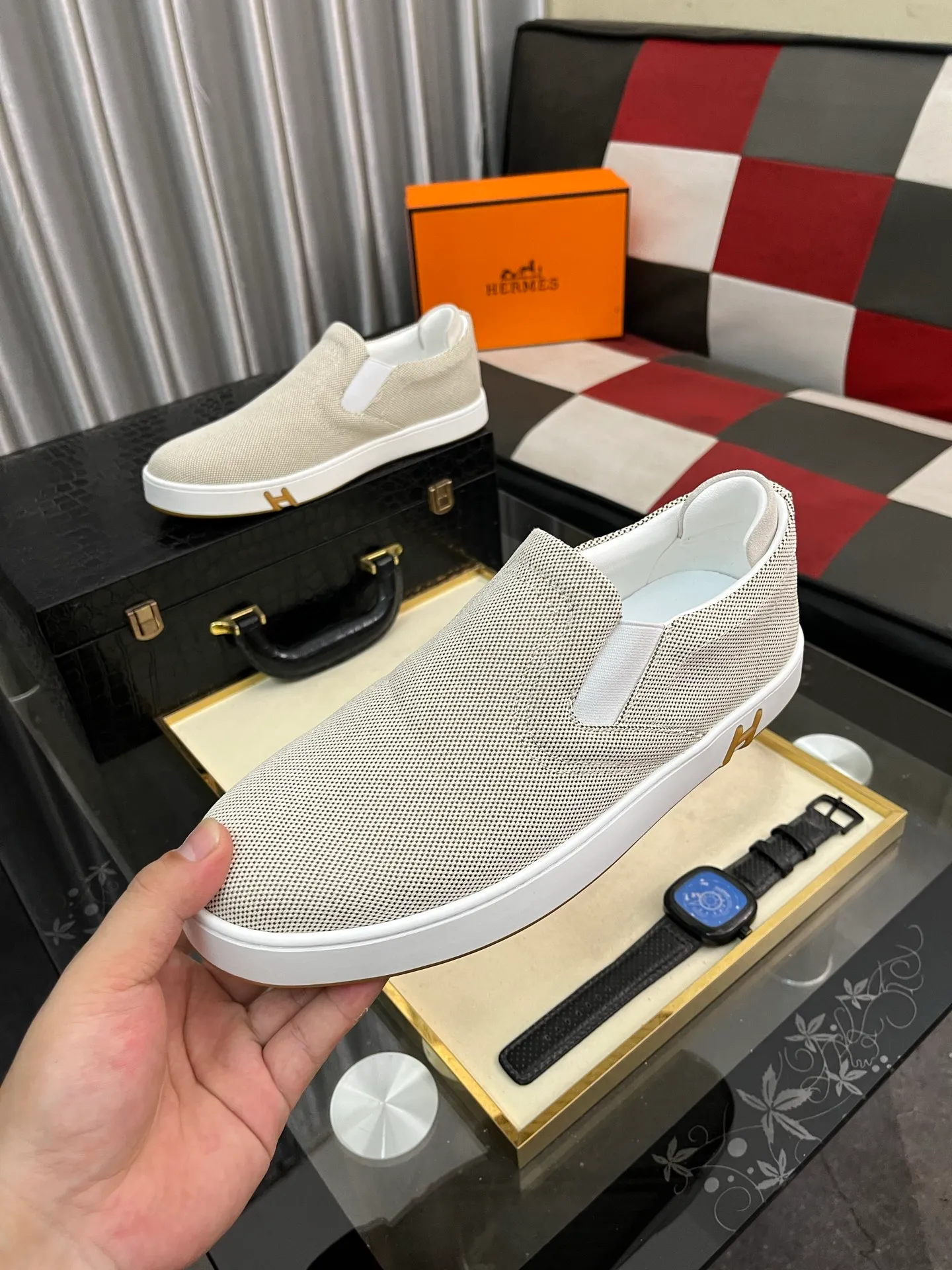 Men's Men's Shoes💰458⌚️⌚️HERMES/Hermès Hugo sneakers are casual men's shoes. These sneakers are made of imported first-layer cowhide leather and breathable mesh design. The contrasting color design creates a dynamic and modern shape. The front end of the toe is decorated with natural-color rubber inlays, making it novel and fashionable. The texture is incomparable, with cowhide lining and cowhide foot pads, the upper foot is comfortable and breathable, and the rubber sole is decorated with geometric patterns and iconic "H" details. A very personal one! Size: 38-44